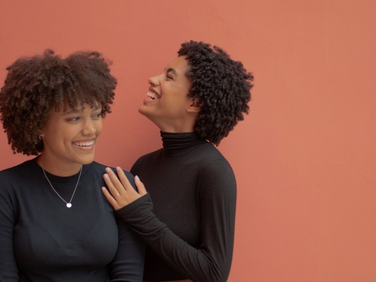 Portrait Beautiful Happy Curly Hair Laughter Sisters Mixed Race T20 Rz9eLJ