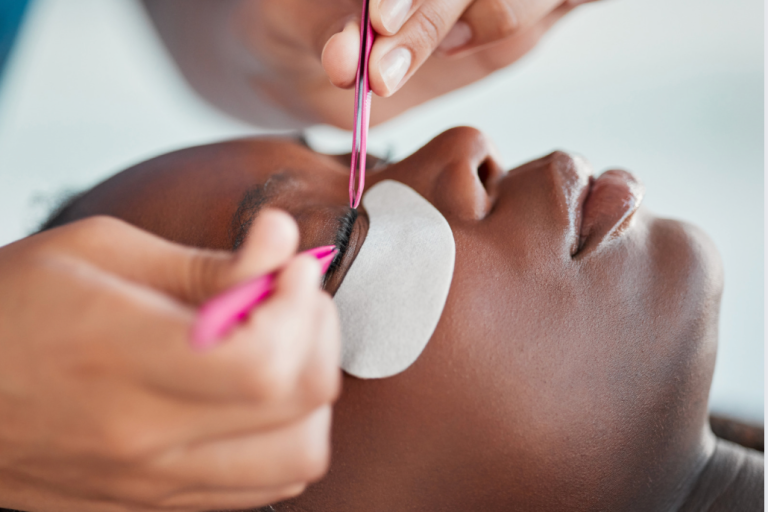 Battle of the Lashes: Eye-Lash Extensions vs. Eye-Lash Strips – The Ultimate Showdown!